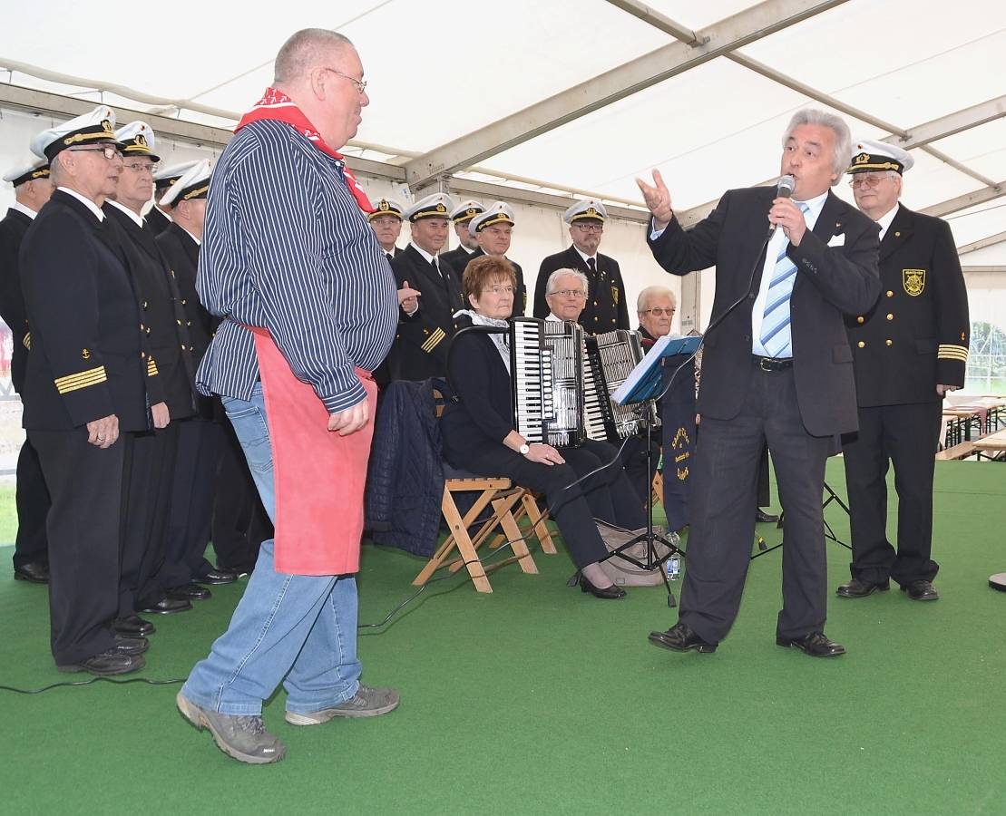Schon bei der Eröffnung erfreute sich Muschelfest-Organisator Joseph Nieke, Bürgermeister und Bundestagsabgeordneter Volker Mosblech und der Vorsitzende des Shantychores der Wasserschutzpolizei Dietger Lerch (vl) an dem regen Andrang im Festzelt.
