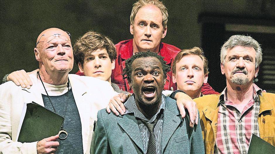 Gruppenbild mit Asylbewerber: Die Chormitglieder (v.l. Joachim Henschke, Jonathan Hutter, Christopher Wintgens, Ronny Tomiska und Michael Ophelders) nehmen den Neuling (Jubril Sulaimon) in ihrer Mitte auf. So ganz glücklich scheint dieser dabei nicht zu sein.