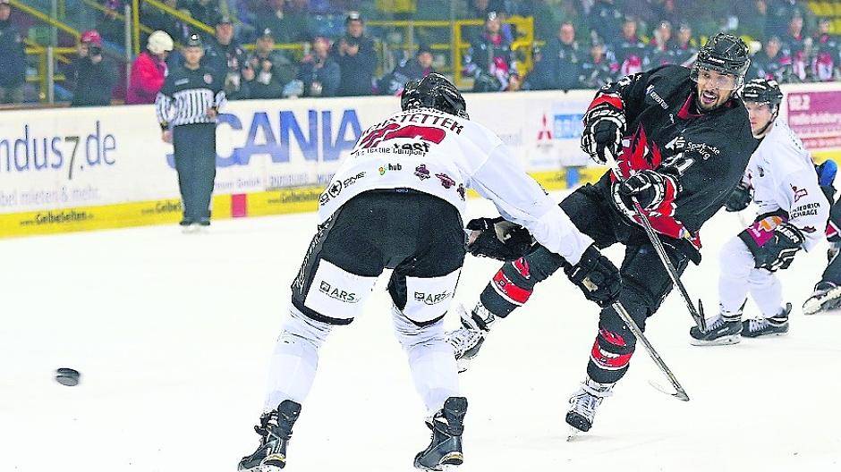  Gleich schlägt’s ein: Raphaël Joly nimmt Maß und trifft zum 2:0 für die Füchse gegen chancenlose Skorpione. 