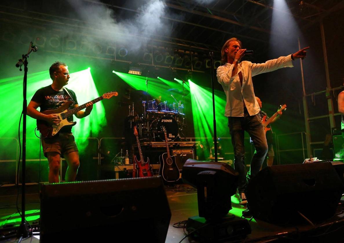  Die Lokalmatadoren der Time Rock Cover Band heizten den Fans ordentlich ein 