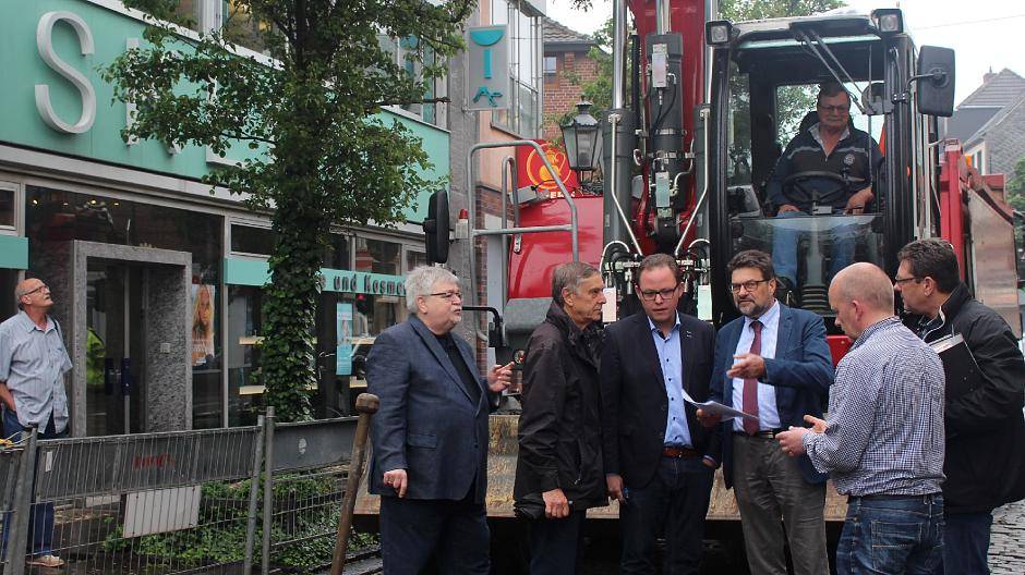 Ortstermin auf der Baustelle Krefelder Straße: Hartmut Könner (3.v.r.), Leiter des Tiefbauamtes, erläutert die Arbeitsschritte. Interessiert hören zu (v.l.) Bezirksvorsteher Hans Butzen, Grünen-Fraktionssprecher Günter Föller, CDU-Fraktionschef Timo Kühn, Baustellenleiter Frank Melles und SPD-Fraktionsvorsitzender Martin Reyer.