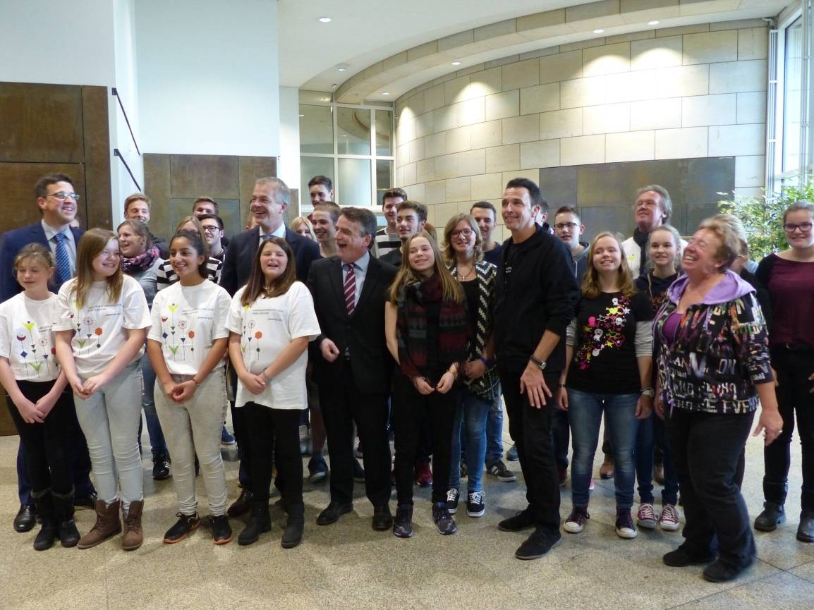 LaGa-Jubel mit Chor: Der Kamp-Lintforter Landtagsabgeordnete René Schneider (SPD), NRW-Umweltminister Johannes Remmel, NRW-Städtebauminister Michael Groschek und Bürgermeister Christoph Landscheidt (2. Reihe, v.l.n.r.) bei der Bekanntgabe der Entscheidung in der Landespressekonferenz.