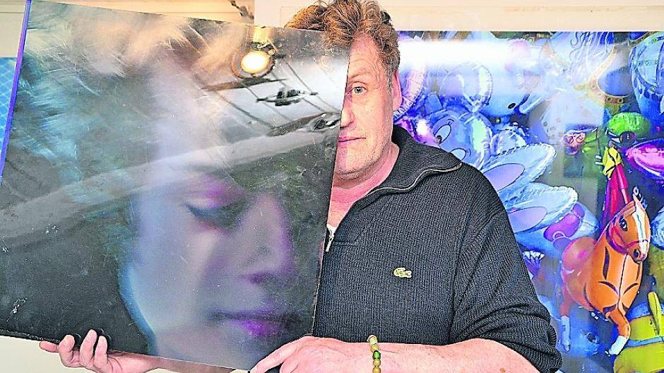 Willi Thomczyk mit dem „Kleinen Engel“, einem vergrößerten Kinderbild seines mittlerweile erwachsenen Sohnes.