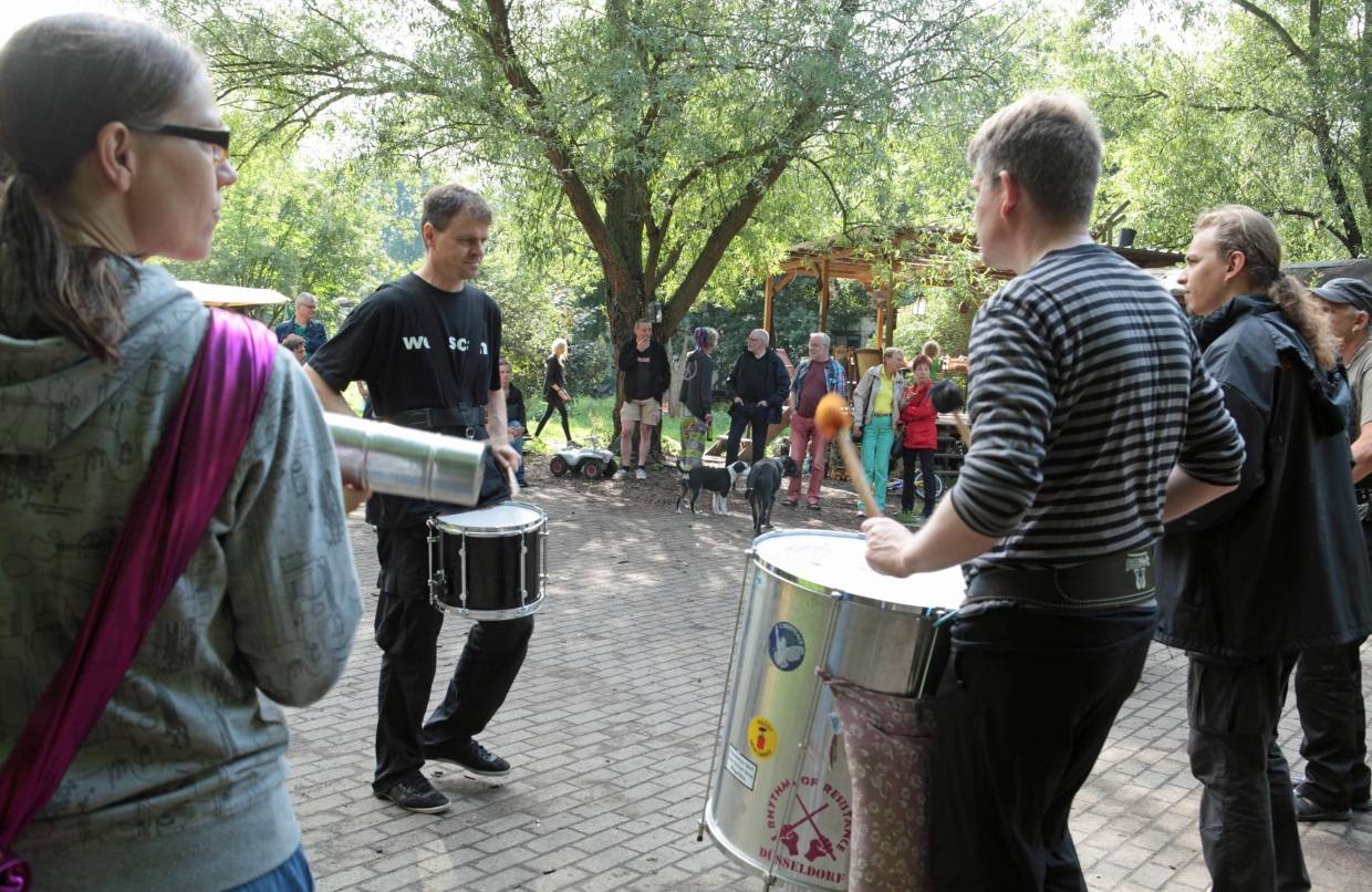 Fred gibt den Takt vor und dann reiht sich der Rhythmus auf: Gegen Verdrängungspolitik und für die Legalisierung der Wagenplatz-Wohnform in einer demokratischen Gesellschaft.