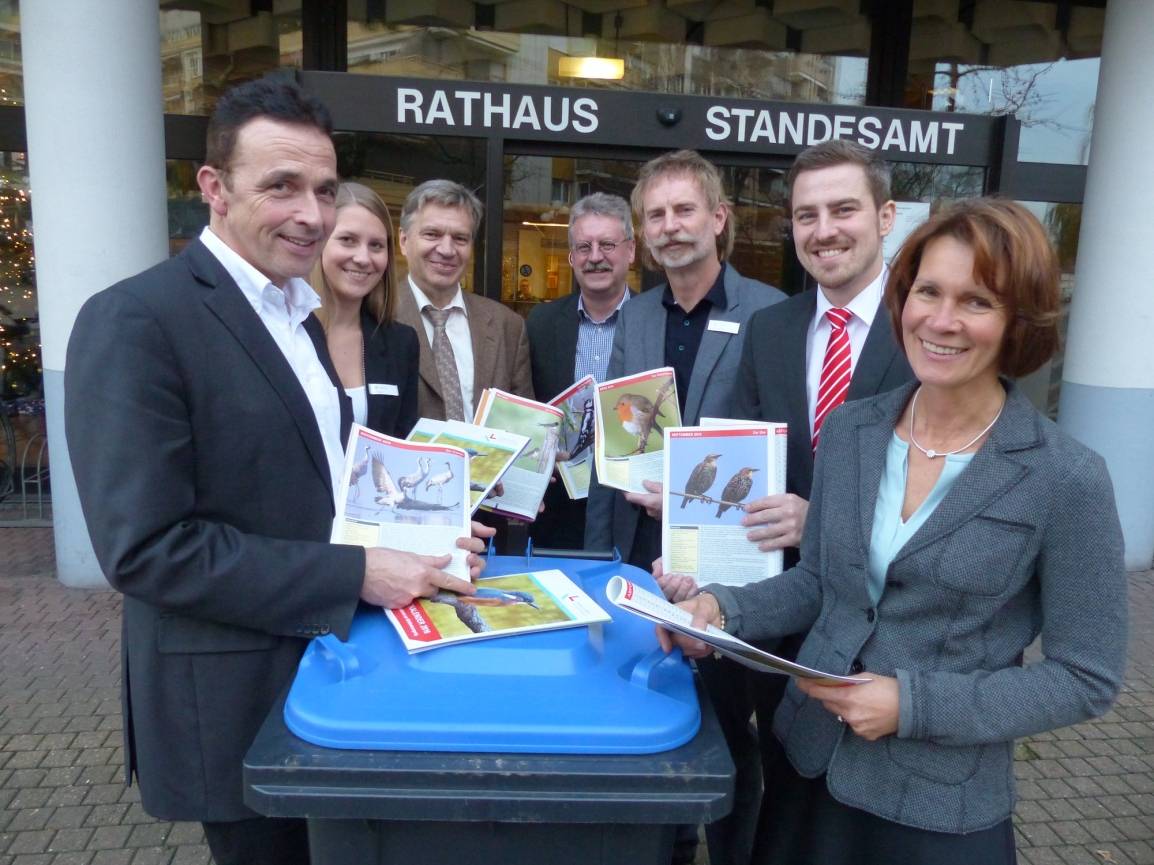  Viel Wissenswertes in einer Broschüre: Bürgermeister Christoph Landscheidt, Tiefbauamtsmitarbeiterin Sina van Bebber, Stadtwerkegeschäftsführer Andreas Kaudelka, Tiefbauamtsleiter Bernhard Lefarth, Dezernent Martin Notthoff, Sparkassenmitarbeiter Marc Rebusch und Stadtwerkemitarbeiterin Gabriele Siewior (v.l.) präsentieren den Umweltkalender 2016. 