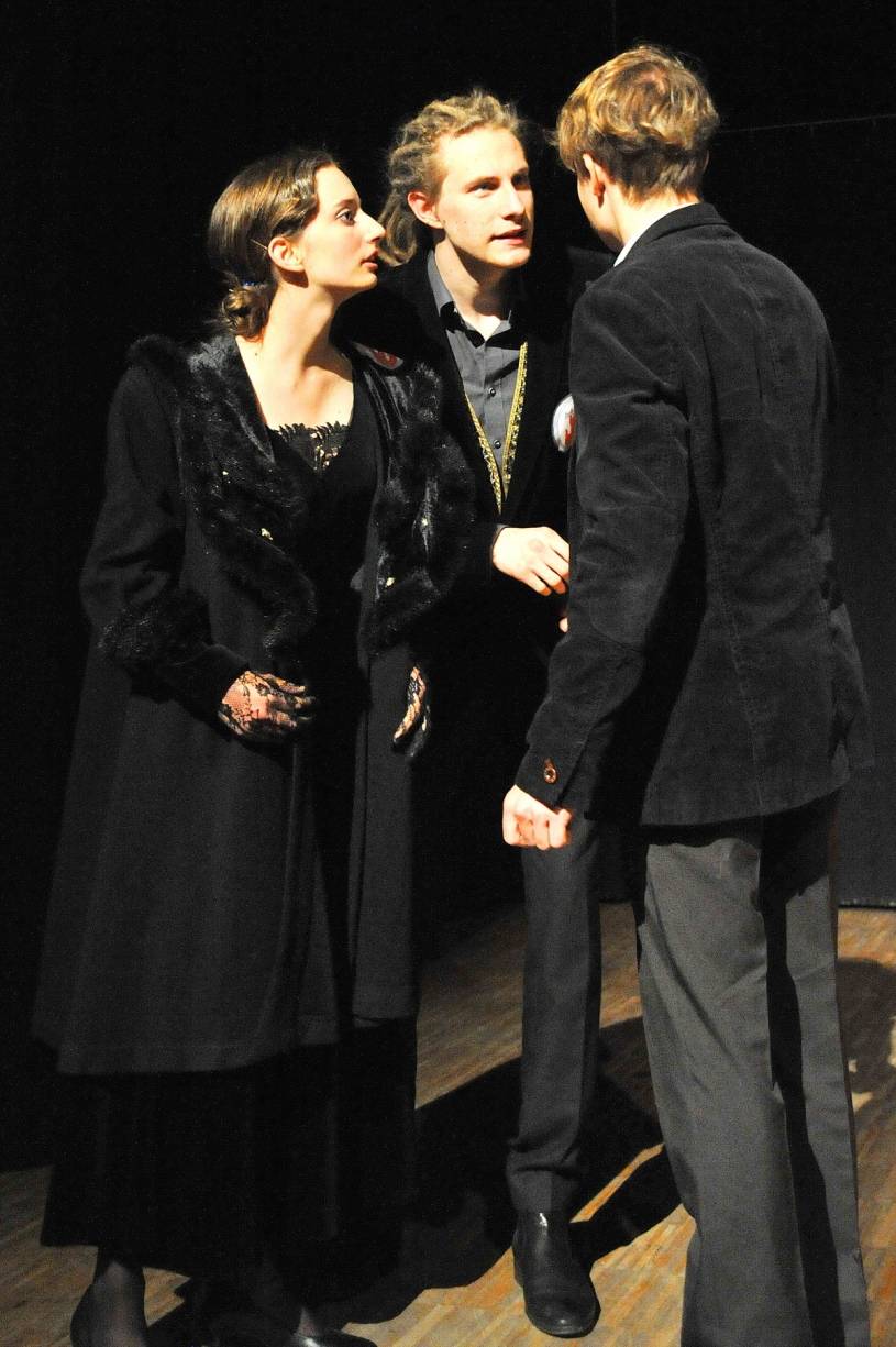 ...doch schon bald kommen Fragen auf: Hat der Teufel seine Hand im Spiel, denn anders kann man sich das Verhalten der Mädchen nicht erklären.