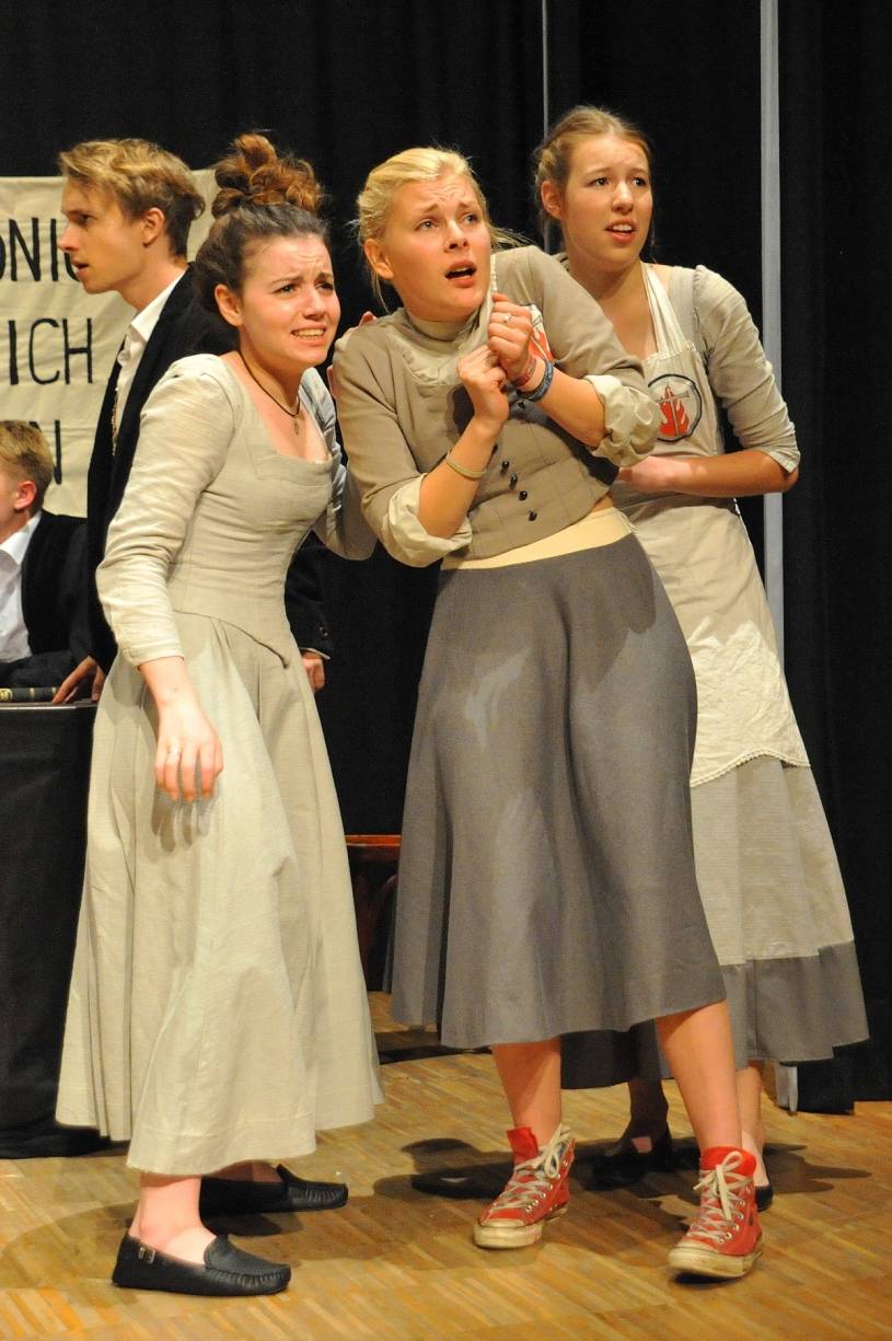 Und die wissen natürlich, dass ihr Verhalten nicht akzeptiert wird. Also richten sie sich darin ein, vom Teufel zum Tanz verführt worden zu sein.