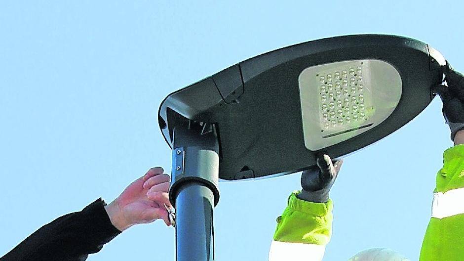 Baudezernent Michael Assenmacher von der Stadt Meerbusch überprüft die Arbeiten bei der Laternensanierung. Am Ende werden rund 840 neue Laternen alte ersetzt haben, bei 1230 Laternen werden einfach nur die Köpfe ausgetauscht.