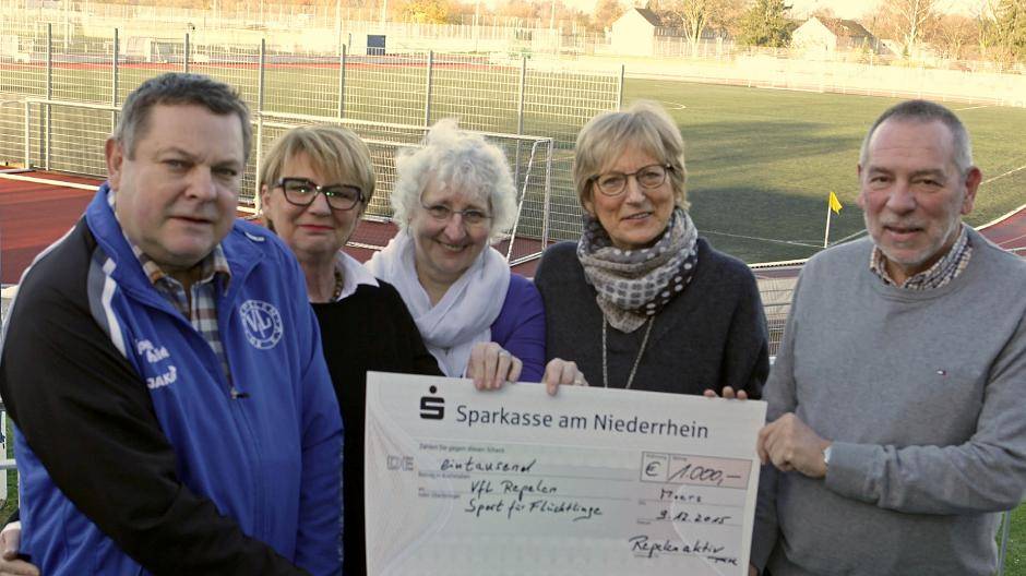 Von rechts nach links: Wolfgang Reith, Brigitte Grüger (beide Vorstandsmitglieder Repelen Aktiv), Sabine Sukale (stellv. Vorsitzende VfL Repelen), Traute Olyschläger-Ohlig (Vorsitzende Repelen Aktiv e.V.), Karl-Heinz Röhner (Vorsitzender VfL Repelen).