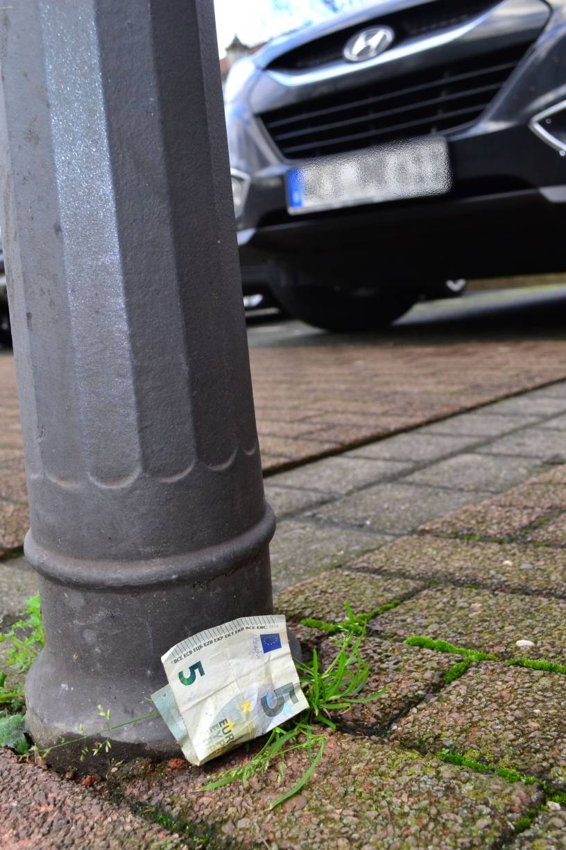  Da liegt er, der Schein: Behalten Sie ihn oder geben Sie ihn im Fundbüro ab? 