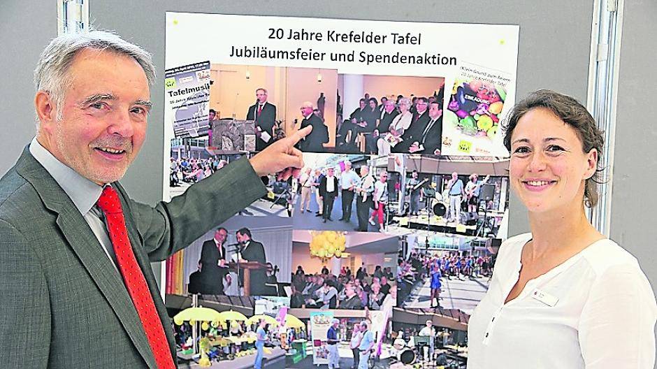 Tafel-Vorsitzender Dr. Hansgeorg Rehbein mit Anna Wolf (Sparkasse) vor einer der Ausstellungs-Tafeln.