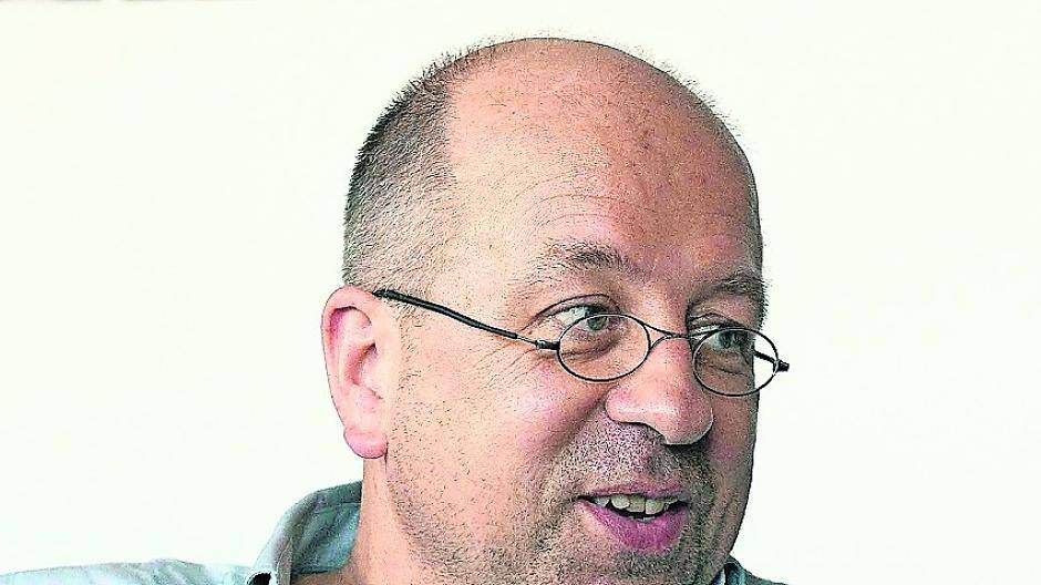  Im Dialog: Schauspieldirektor Matthias Gehrt hat für das Krefelder Stadttheater ein Stück zur aktuellen Flüchtlingssituation schreiben lassen. Die Hauptrolle besetzte er mit dem nigerianischen Schauspieler Jubril Sulaimon. 