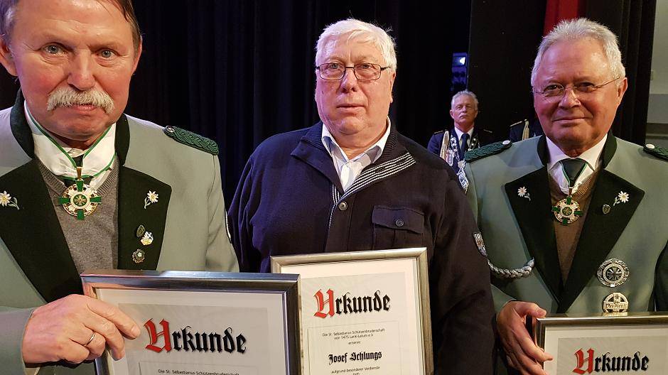 Josef Schlungs (Grüne Husaren), Karl-Michael Grubert (Jägerkompanie Edelweiß) und Klaus Rütten (Jägerkompanie Edelweiß) sind ab sofort im erlauchten Kreis der Ehrenmitglieder aufgenommen.