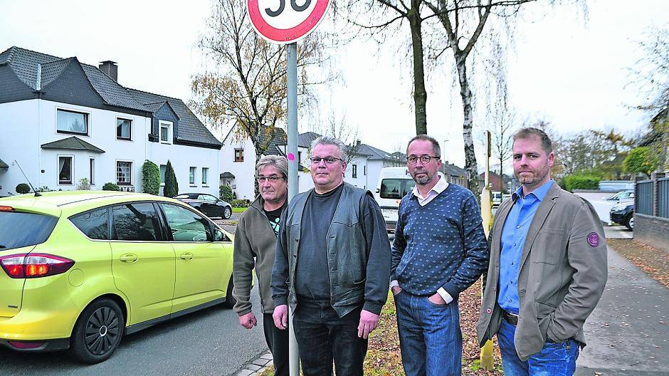  Klaus Lohmann, Jörg Schulz, Erich Heinser und Uwe Beyer (v.li) vertreten die Anwohner der Konrad-Adenauer-Straße in der Diskussion um Lärm- und Verkehrsbelastung durch den LKW-Verkehr im Zuge der Umgestaltung der Emschermündung. 
