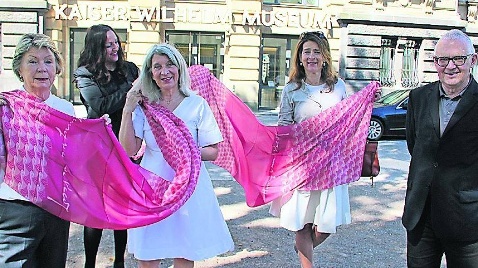  Das neue Seidentuch: Ein hauchdünner Traum in romantischem Altrosa. Ab 2. Juli ist es in KWM und Museum Burg Linn zu kaufen. 