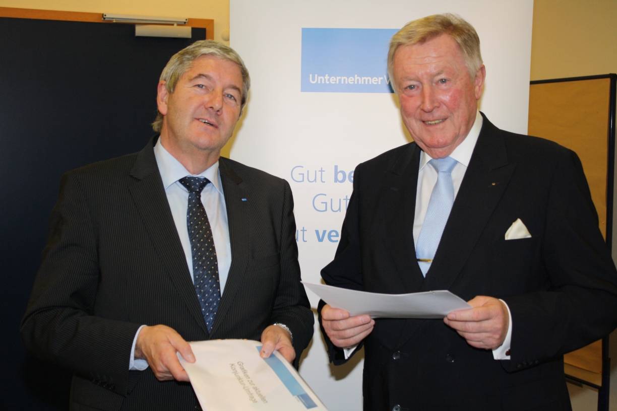  Sie lächeln, aber allzu viel Zuversicht verbreiten sie nicht: Wolfgang Schmitz und Heinz Lison. 