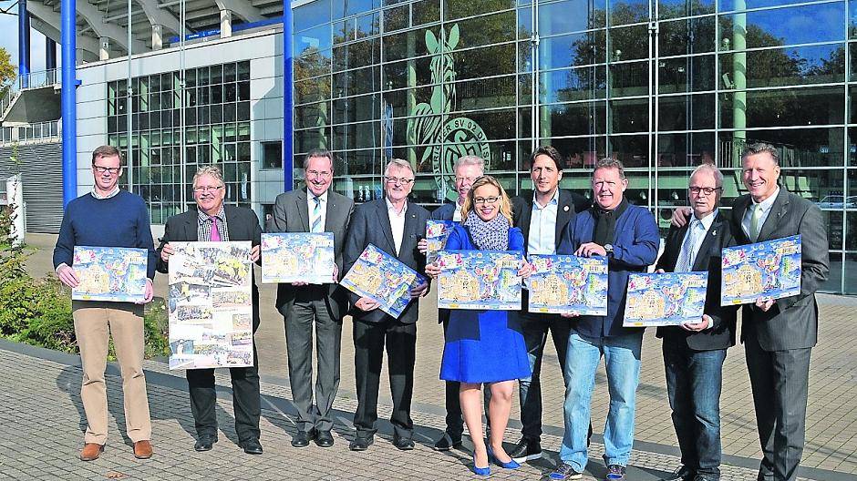 Die Mitglieder der Lions und Sportpaten des Kalenders präsentierten den neuen Adventskalender im Stadion an der Wedau.