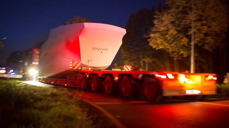  Erste Schwertransporter brachten die Anlagenteile nach Moers. 