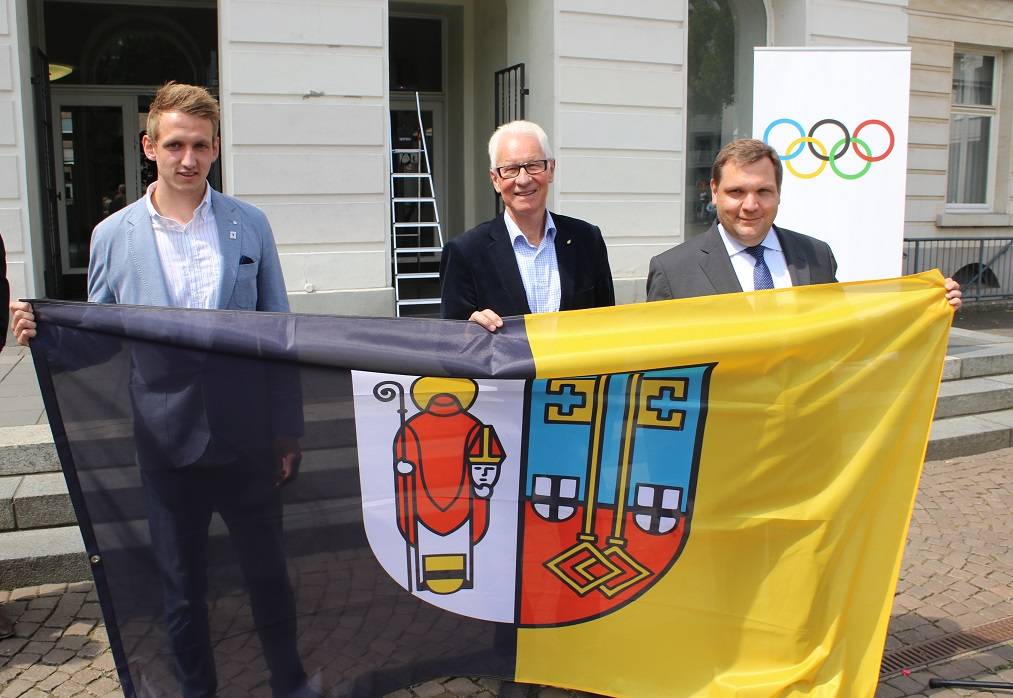 Hockeyspieler Niklas Wellen (l.) vom CHTC hat die Krefelder-Fahne mit an den Zuckerhut...