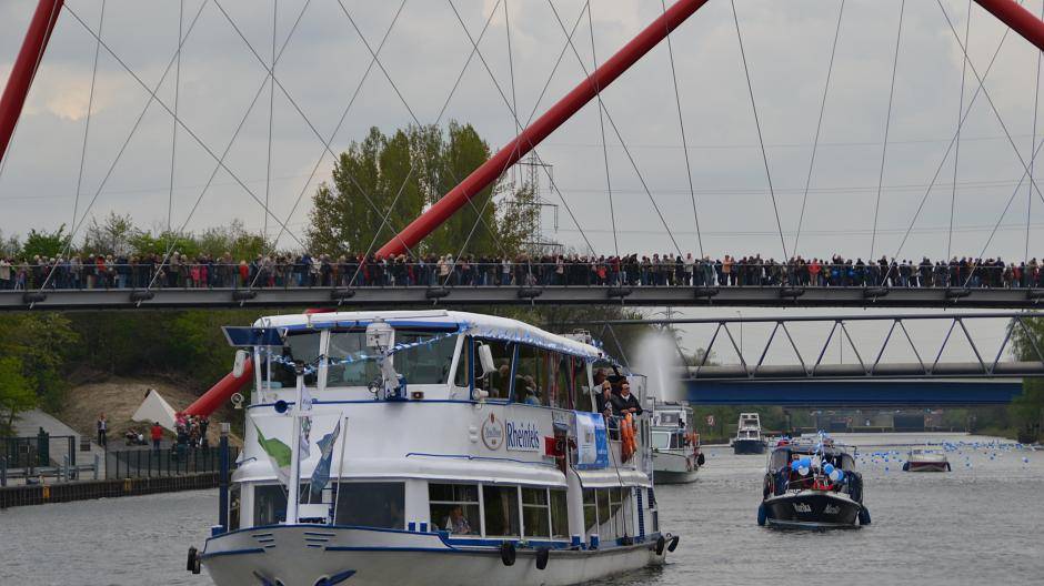  Die MS Rheinfels und weitere Schiffe sowie viele Schaulustige auf der Doppelbogenbrücke des Gelsenkirchener Nordsternparks &lt;a href="http://www.stadt-panorama.de/niederrhein/heimat-wat-bisse-sch-246-n-aid-1.5053418" target="blank"&gt; bei der Schiffsparade 2015.&lt;/a&gt; 