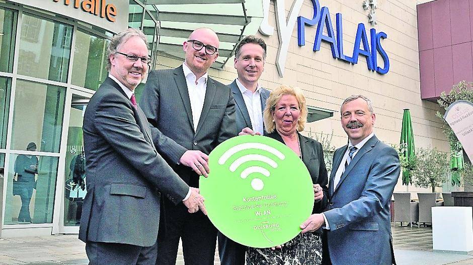 Peter Joppa, Geschäftsführer Duisburg Kontor und Duisburg Marketing, Oberbürgermeister Sören Link, Thomas Nordiek, Pressesprecher Stadtwerke Duisburg, Dagmar Bungardt, Citymanagerin, und Wirtschaftsförderung-Geschäftsführer Ralf Meurer präsentierten das Logo, dass zukünftig auf das freie Wireless-Lan-Netzwerk (WLAN) in der Innenstadt hinweisen wird.