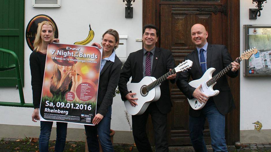 Franka Theile (Schwarzer Adler), Katja Nießen (ENNI), Bürgermeister Frank Tatzel, Adam Ruta (Gastro Event) sowie am Fenster Ernst Barten (Schwarzer Adler) freuen sich auf die siebte ENNI Night of the Bands in Rheinberg.