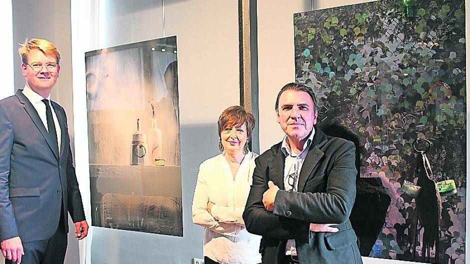 Große Bilderschau: Hanns-Joseph Greve (l.) präsentiert in der Alten Jacquardweberei das gemeinsame Werk der Künstlerin Stefanie Keppler und des Fotografen Christoph Landler (r.).