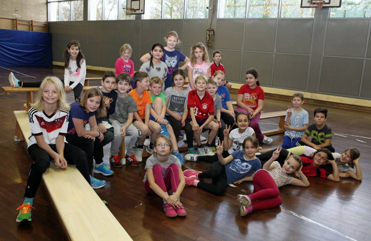 Diese Viertklässler/innen (4a) der Grundschule Bergheimer Straße in Rheinhausen eröffnen die „Sportschau Duisburg“. 