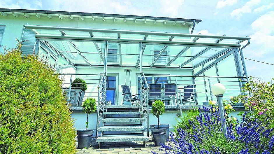 Eine gründliche Beratung durch erfahrene Handwerksbetriebe ist bei allen Maßnahmen rund um das Terrassendach zu empfehlen.