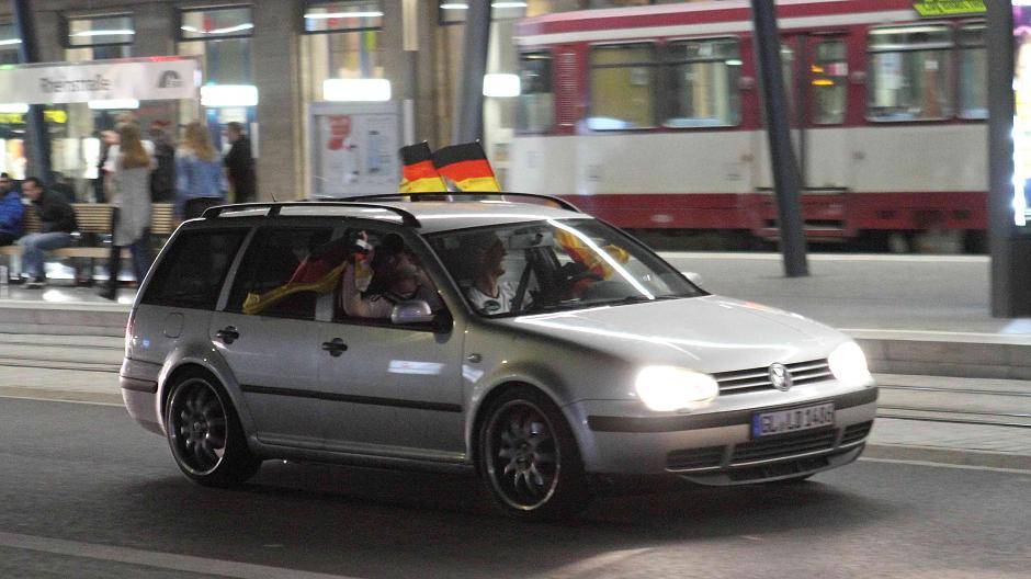 Einen großen Autokorso auf dem Ostwall gab es nicht, vereinzelte Autos drehten hupend...