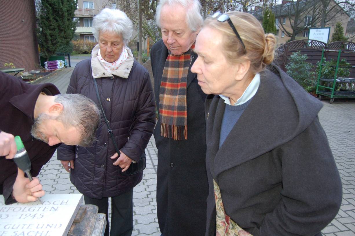  Der erste Buchstabe ist gehauen (vl): Ralf Pauschert, Christel Bruckschen, Winfried Boeckhorst und Ingrid Rehwinkel. 