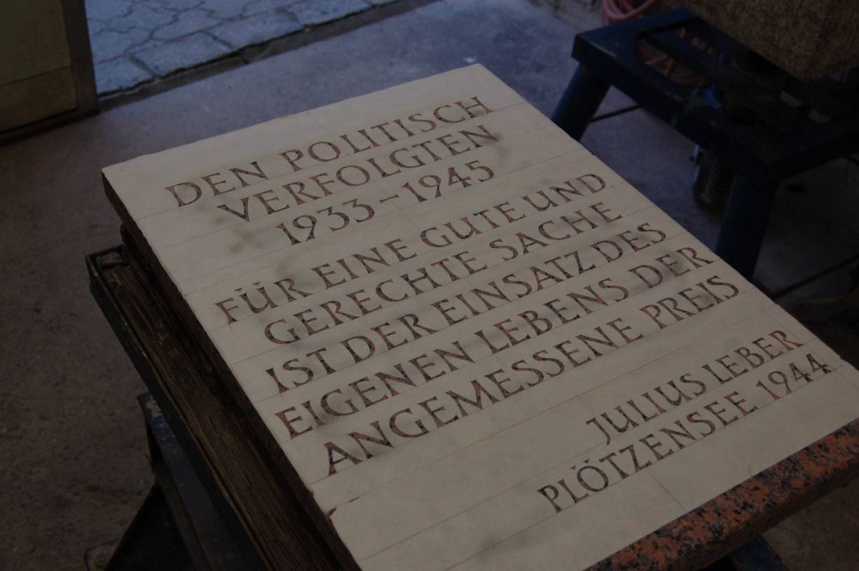  Der wichtige Satz von Julius Leber auf dem Tranas-Granit, hier noch mit Vor-Folien angelegt. 
