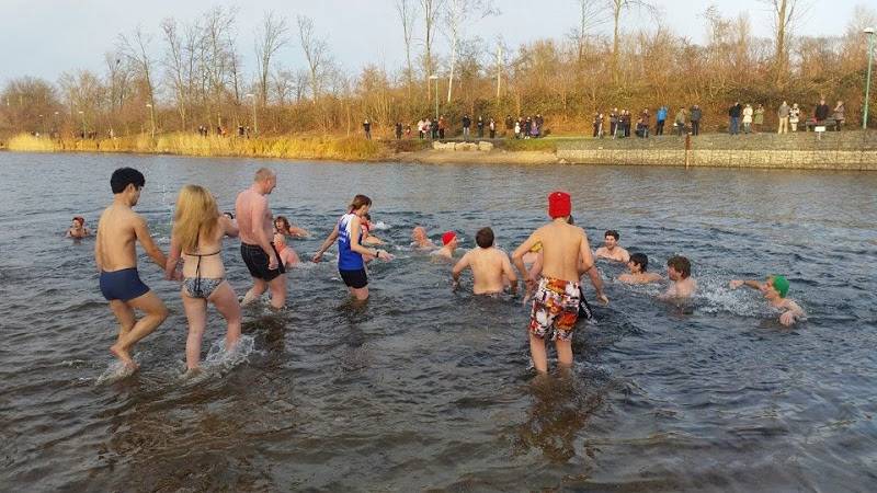 Ein bisschen Mut gehört dazu, wenn es ins Wasser gehen soll. Doch diesmal ist es längst nicht so "frisch" wie in einigen Vorjahren.