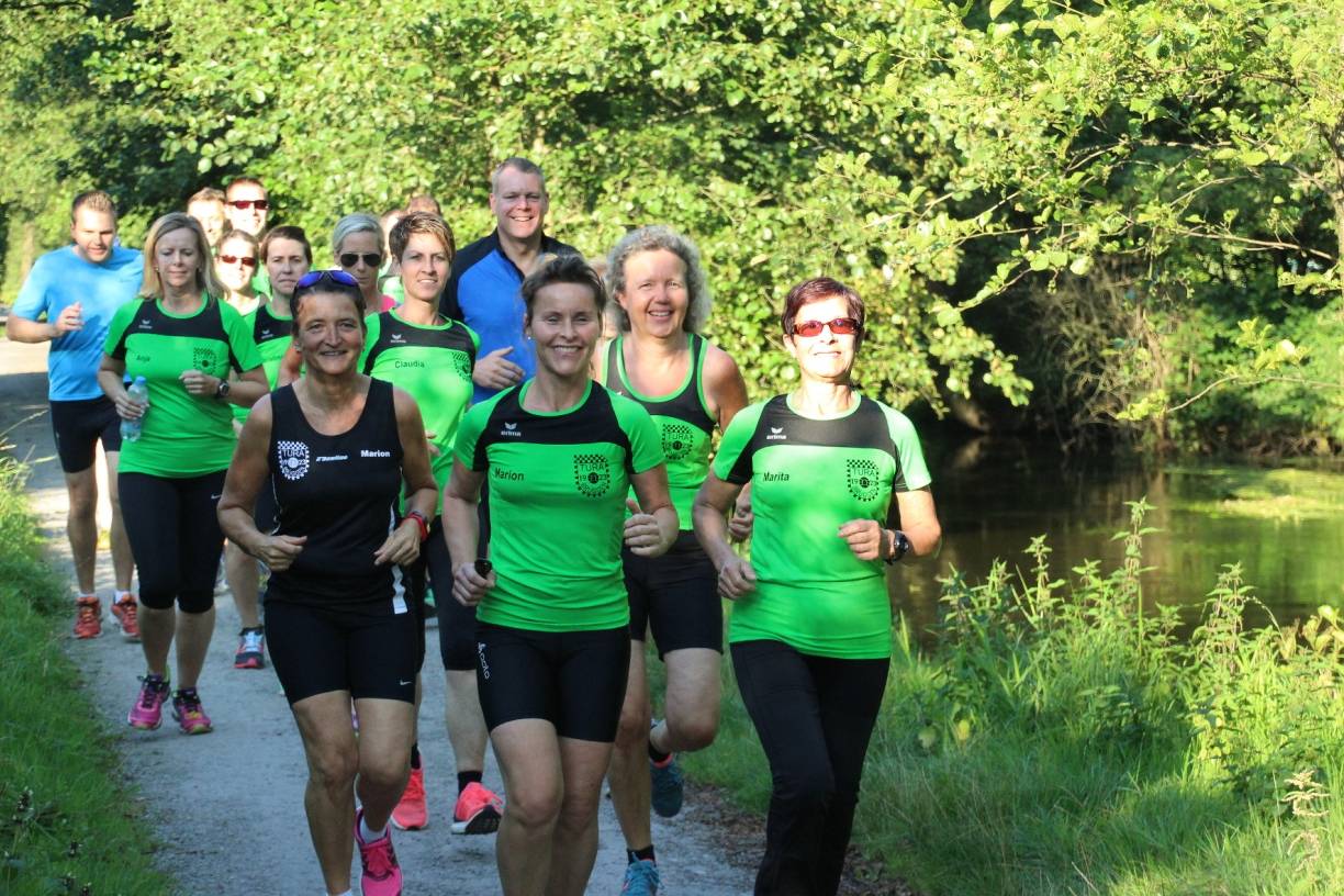  Alles bereit für den Kreis-Lauf: Landrat Dr. Andreas Coenen (Mitte) begleitete die Sportler vom Lauftreff Brüggen beim Joggen entlang der Schwalm-Auen. 