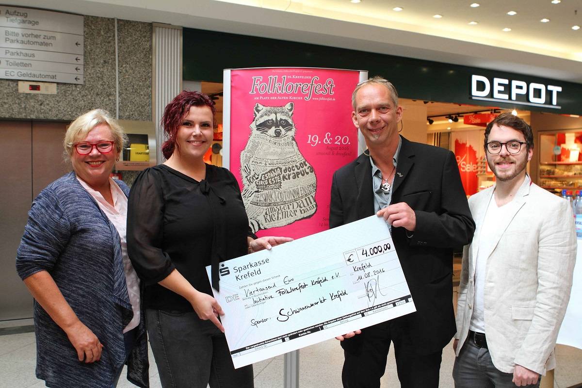  Freuen sich auf die 39. Auflage des Krefelder Folklorefest (von links): Margarita Wolf und Kathrin Busch vom Schwanenmarkt Krefeld, der das Event finanziell unterstützt, sowie die Fest-Organisatoren Harry Emke und Constantin Vennekel. 