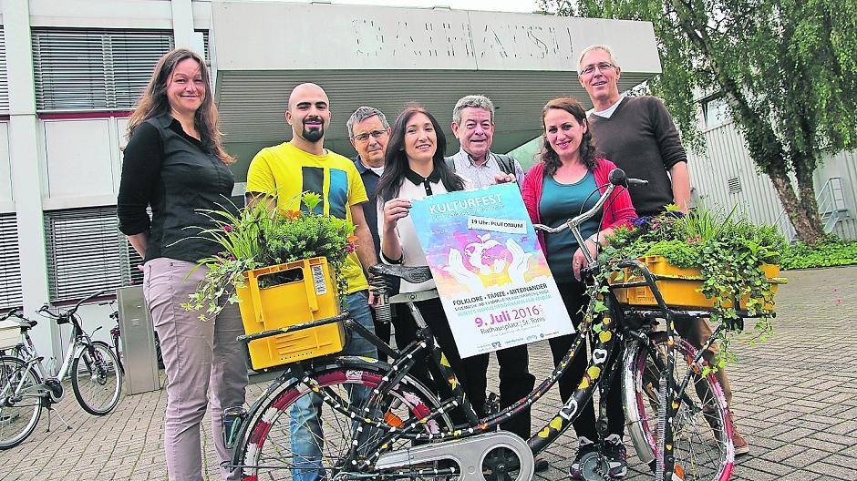 Abdulhaman, Ilda und Lanola (vorne v.l.n.r.) freuen sich auf das Kulturfest. Sie werden zusammen mit Mitbewohnern verschiedener Nationalitäten kulinarische Spezialitäten anbieten. Unterstützung erhalten sie von den ehrenamtlichen Helfern der Flüchtlingshilfe.