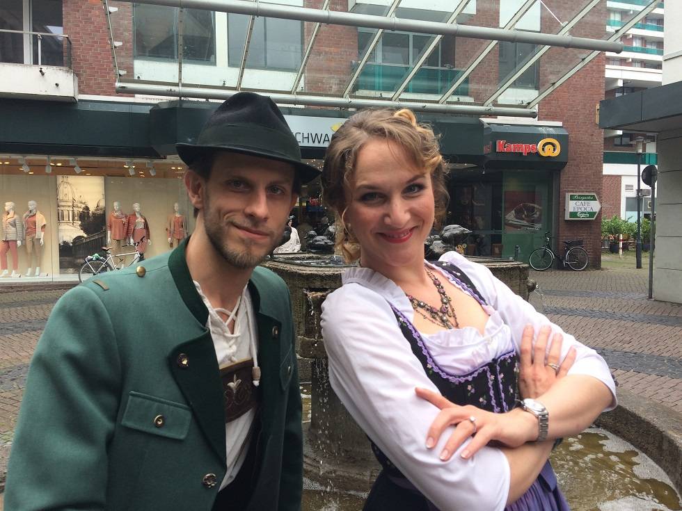 "Der Freischütz": am Schwanenbrunnen:  Oper in Dirndl und Lederhosen