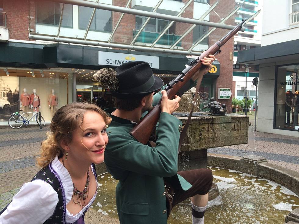 "Der Freischütz": am Schwanenbrunnen:  Oper in Dirndl und Lederhosen