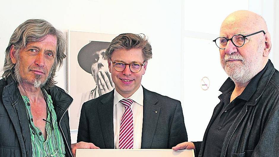  Der Meister in der Mitten: Archivleiter Dr. Olaf Richter (2.v.l.) lud den Zeichner Martin Lersch (l.) und den Fotografen Theo Windges (r.) zu einer gemeinsamen Joseph-Beuys-Schau ein. 