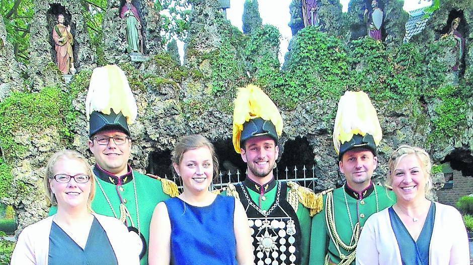 Prunkfeier am Wochenende in Hehn. Unser Foto zeigt (v.l.) das Brudermeisterpaar Lisa und Markus Stops, das Königspaar Jeanette Radziejewski und Lukas Jegen sowie das Brudermeisterpaar Julia und Tim Lönnendonker.