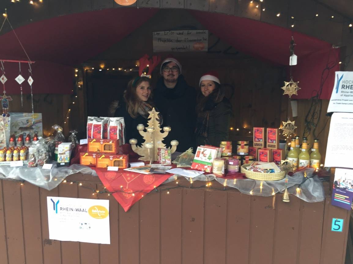 Alida Hammers, Daniel Lange und Hannah Morawietz stießen mit ihrem Fairtrade-Projekt auf offene Ohren bei den Besuchern des Barbaramarktes.