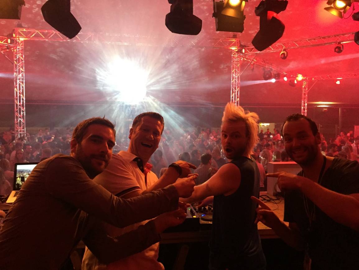 20. August im EisSport &amp; EventPark Grefrath: 1LIVE Charts-Party mit den DJs Jan-Christian Zeller &amp; Tobi Schäfer