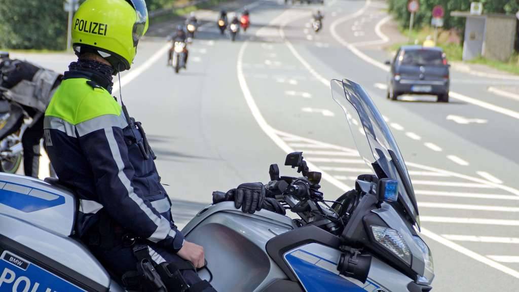 Motorradfahrer fährt sich auf Flucht fest