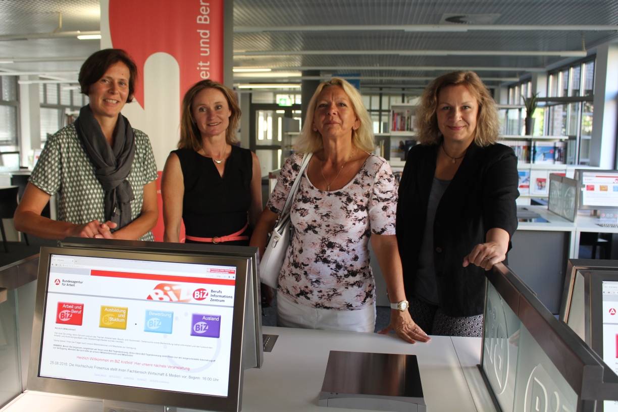 Frauenpower! Sie machen Müttern und Vätern Mut, Berufsausbildung und Kindererziehung unter einen Hut zu bringen: (v.l.) Marion Großschopf von der Regionalagentur Mittlerer Niederrhein, Nicole Rottes von der Kreishandwerkerschaft, Gabriele Sontowski von der Objekt Service Hilgeland GmbH und Claudia Brüker vom Jobcenter.