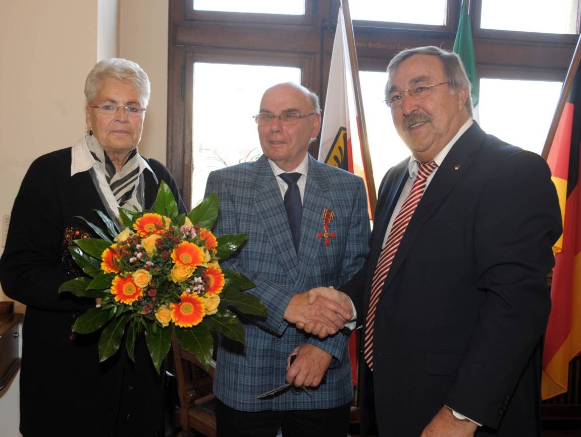 Bürgermeister Manfred Osenger gratulierte dem neuen Verdienstkreuzträger Richard Winkler im Beisein von Ehefrau Edith im Mercator-Saal des Duisburger Rathauses.