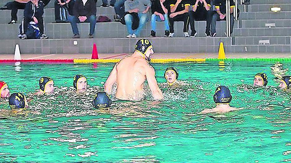 Die Hausherren stimmen sich ein vor dem Kracher-Spiel gegen die Wasserfreunde aus Spandau. Am Ende verließen die Berliner als Sieger das Becken.