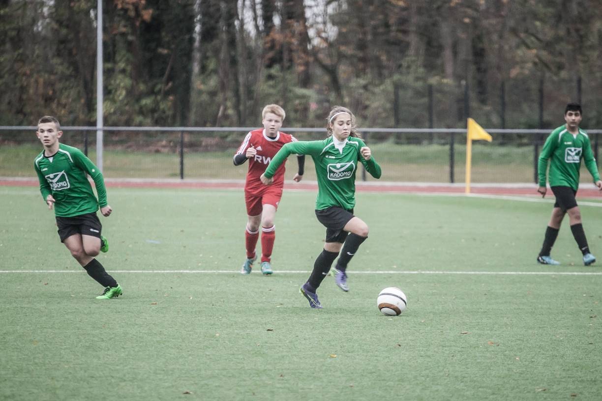 Nola spielt gerne bei den Jungs, denn ihr Ziel ist es, sich zu verbessern und sich als Niederrheinauswahlspielerin zu etablieren, um später bessere Chancen auf ein Stipendium für eine Sport-Highschool in den USA zu haben.