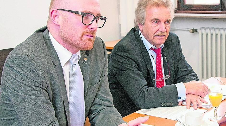 Oberbürgermeister Sören Link und Stadtkämmerer Dr. Peter Langner bei der Präsentation der Investitionsoffensive für Duisburg im Rathaus.