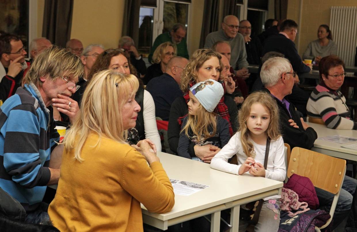 Interessierte Bürgerinnen und Bürger versammelten sich am Donnerstagabend im Vereinsheim des VfB Homberg zur Bürgeranhörung. Thema: Gewerbepark Rheindeichstraße".