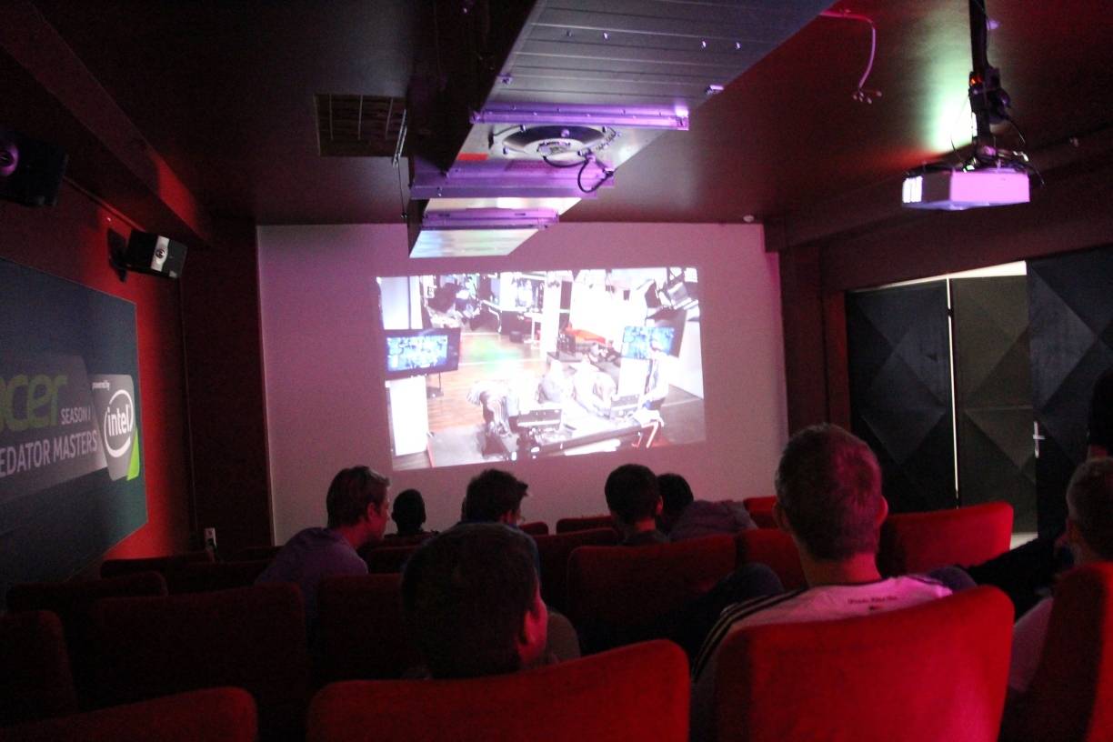 In einem kleinen Kino können die Matches live auf Großbildleinwand verfolgt werden.